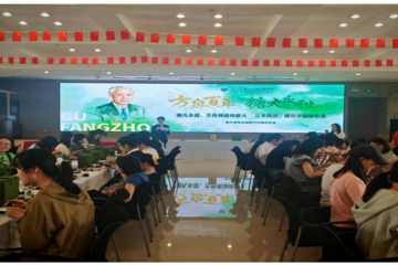繁花伴锦铃，师恩月圆庆华诞