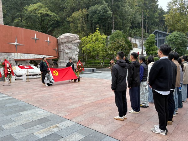 烈士陵园重温入党誓词